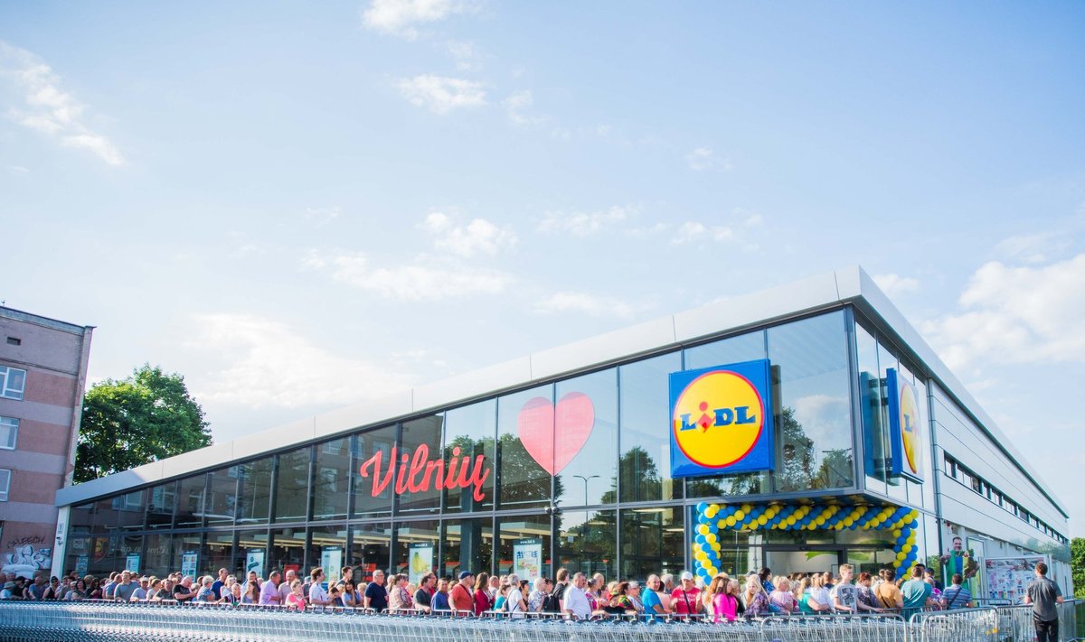 Customers queue at Lidl's opening day
