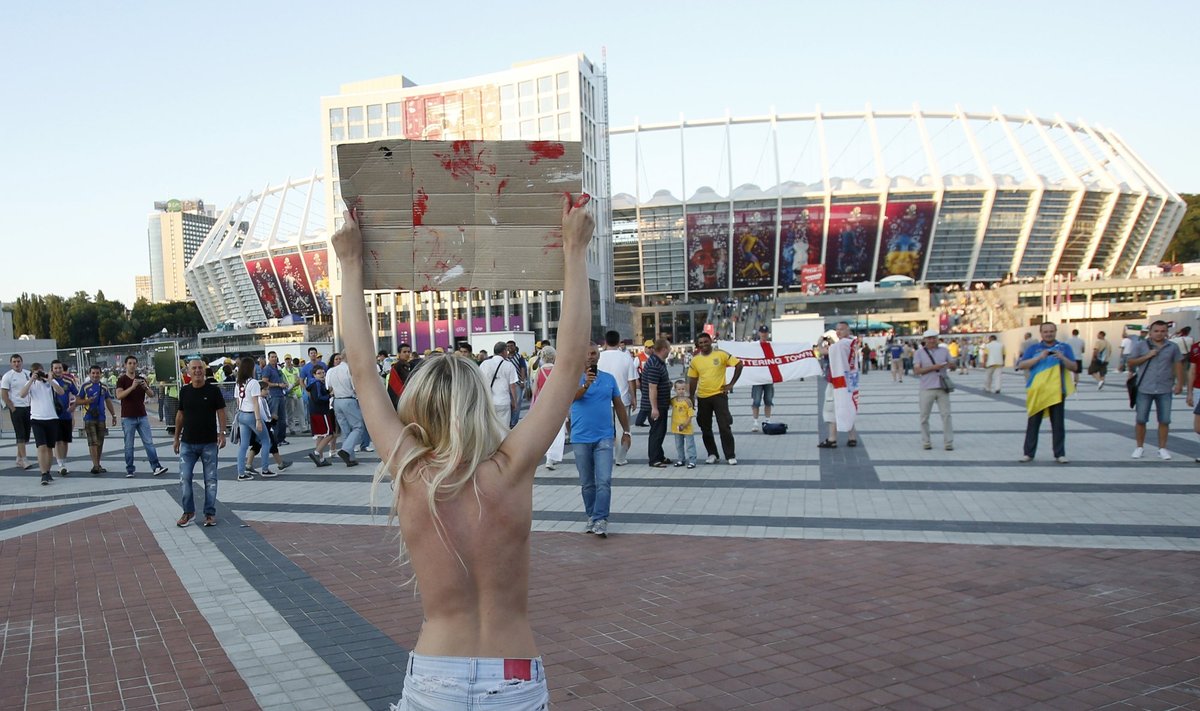 "Femen" aktyvistės akcija prie Kijevo stadiono