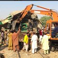 Pakistane du keleiviniai traukiniai rėžėsi vienas į kitą