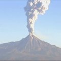Kolimos ugnikalnis vėl pavojingai spjaudosi pelenais ir dūmų kamuoliais