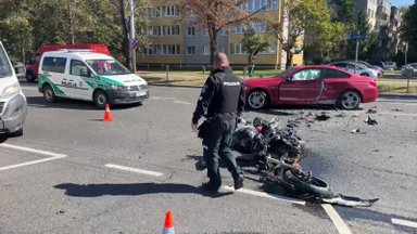 BMW ir motociklo susidūrimas Žirmūnuose: nukentėjo motociklininkas
