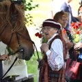 Tarmių atlaidų dalyviai paskelbė Demeniškius 2017-ųjų Mylėjimosi užkampiu: bučiuotas ir arklys