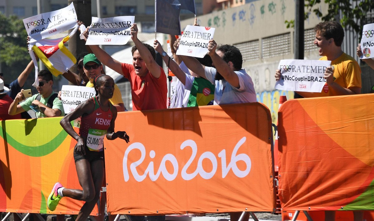 Būsimą olimpinę čempionę Jemima Jelagat Sumgong netoli finišo pasitiko protestuotojai