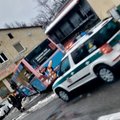Vilniuje autobusas rėžėsi į du automobilius, vairuotojui sutriko sveikata
