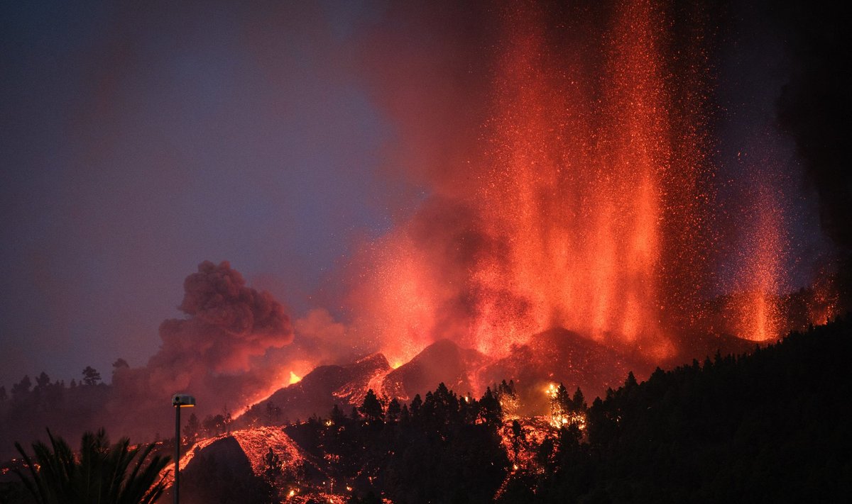 La Palmos saloje esantis Cumbre Vieja ugnikalnis lava ėmė spaudytis rugsėjo 19 dieną.