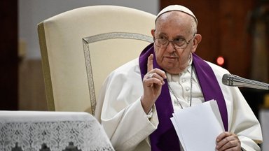 Popiežius sako, kad derybomis pasiekta taika yra geriau nei nesibaigiantis karas