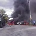 Vaizdo registratorius užfiksavo degantį automobilį ir dramatišką gelbėjimo operaciją