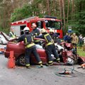 Kaune baisios avarijos metu sužeistus žmones iš suknežinto automobilio vadavo ugniagesiai