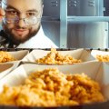 Naujoje KFC reklamos kampanijoje vištieną apdainavo Remis Retro