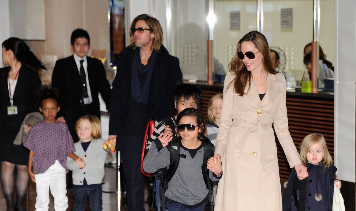 Angelina Jolie ir Bradas Pittas su vaikais
