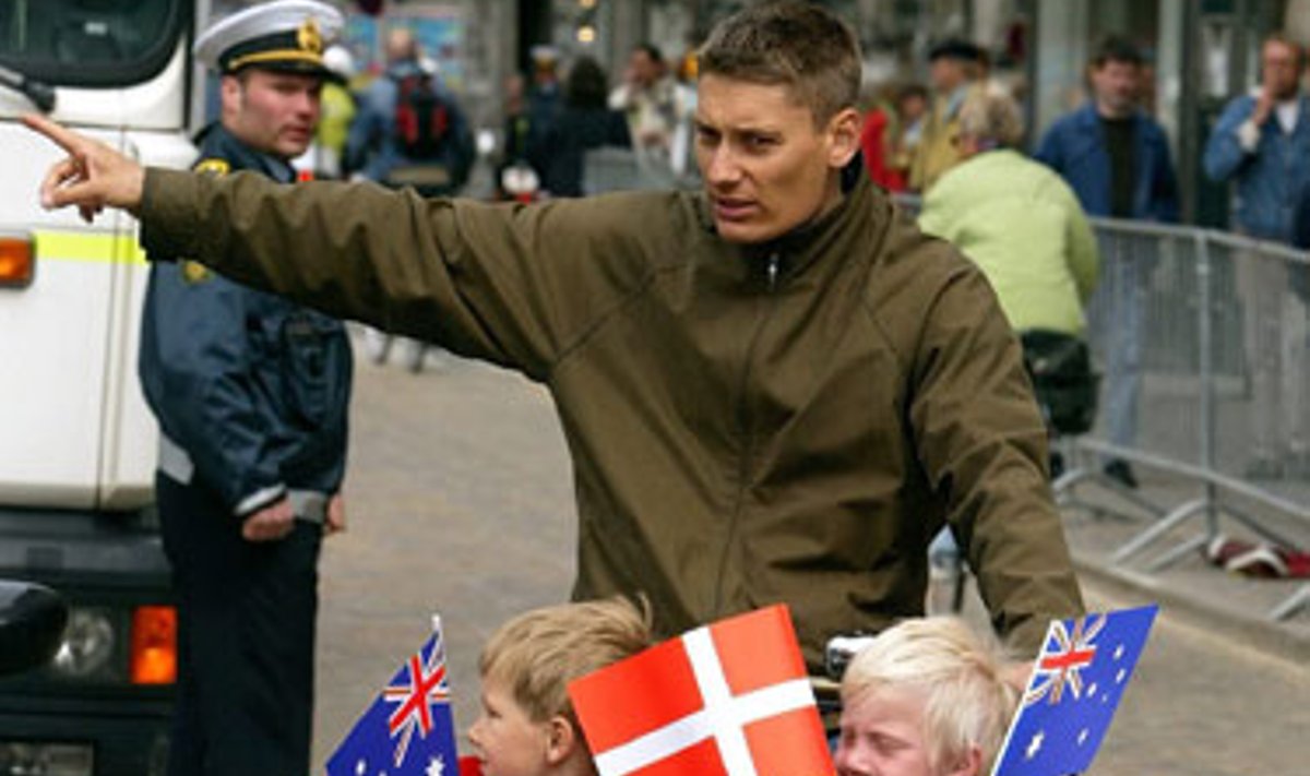 Vaikai su Danijos ir Australijos vėliavėlėmis - danų kronprincas Frederikas penktadienį sumainys aukso žiedus su australe Meri. 