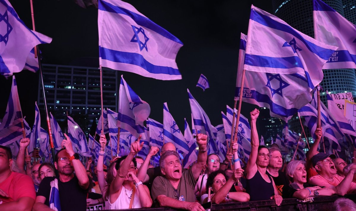 Izraelio Tel Avivo mieste šeštadienį protestavo daugiau kaip 100 tūkst. žmonių