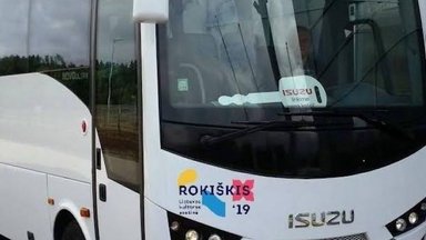 Panaikinus autobusų maršrutą Rokiškis-Šiauliai kilo gyventojų nepasitenkinimas: remia parašais, bet ne bilietais?