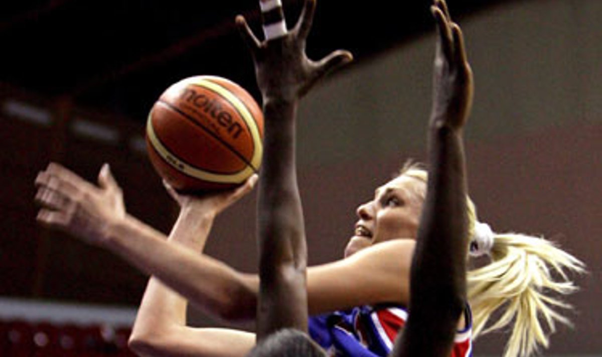 Europos moterų krepšinio čempionato ketvirtfinalio rungtynėse Rusijos rinktinės lyderė Marija Stepanova (dešinėje) atakuoja Prancūzijos rinktinės krepšį, o jai sutrukdyti bando Sandra Dijon. 