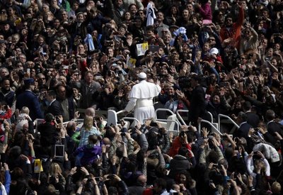 Popiežius sveikina žmones su Velykomis