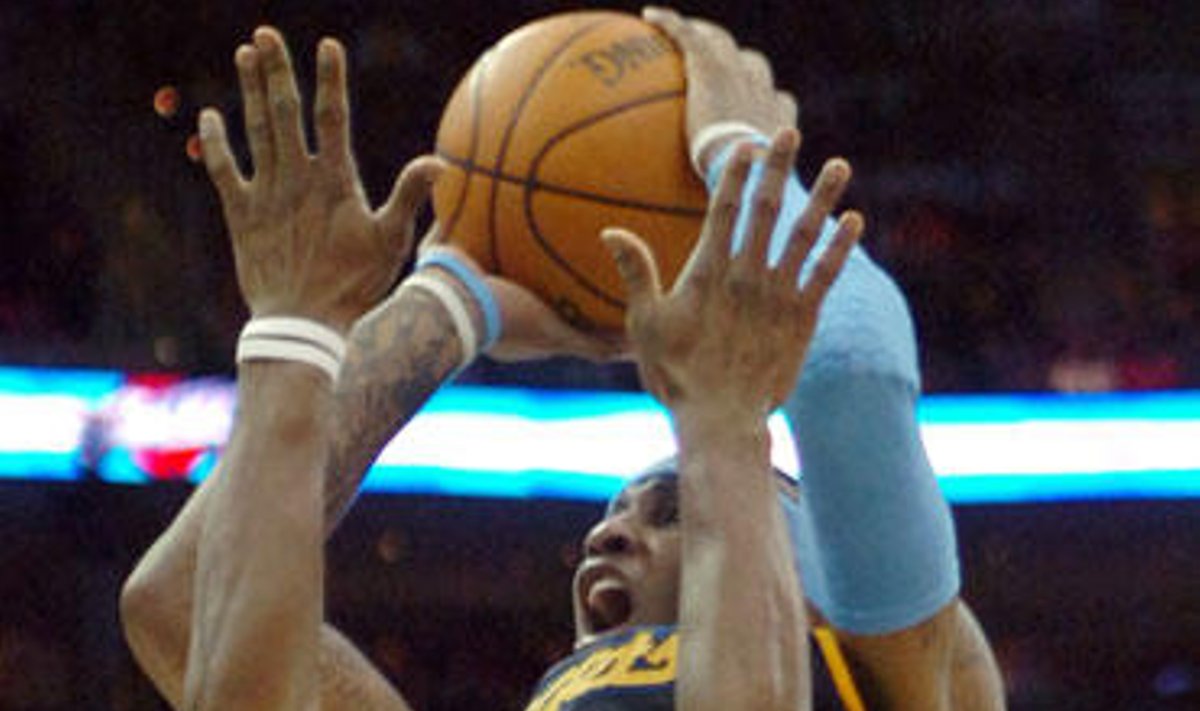 Carmelo Anthony ("Nuggets") atakuoja per Ericą Snow ("Cavaliers")