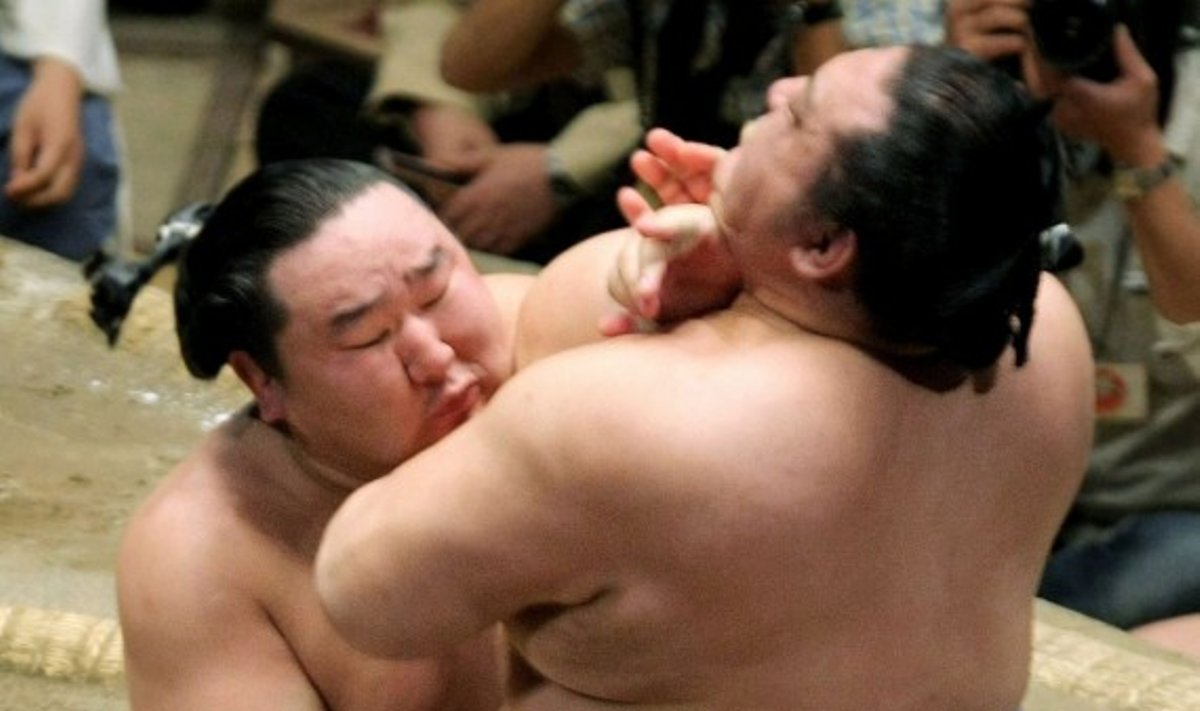Tokijuje Mongolijos sumo čempionas Asashoryu (kairėje) imasi su Japonijos sportininku Kaio