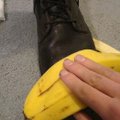 Keistos, bet veiksmingos batų reanimacijos gudrybės: bananų žievė pėdkelnėse, bulvės ir lygintuvas