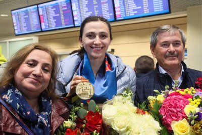 Marija Lasickienė su tėvais oro uoste