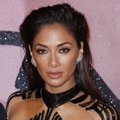 Nicole Scherzinger ant raudono kilimo žengė nei nuoga, nei apsirengusi