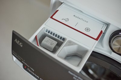 Automatinio dozavimo stalčiukas „AutoDose“ pagal skalbinių įkrovos lygį padės apskaičiuoti tikslų skalbiklio kiekį