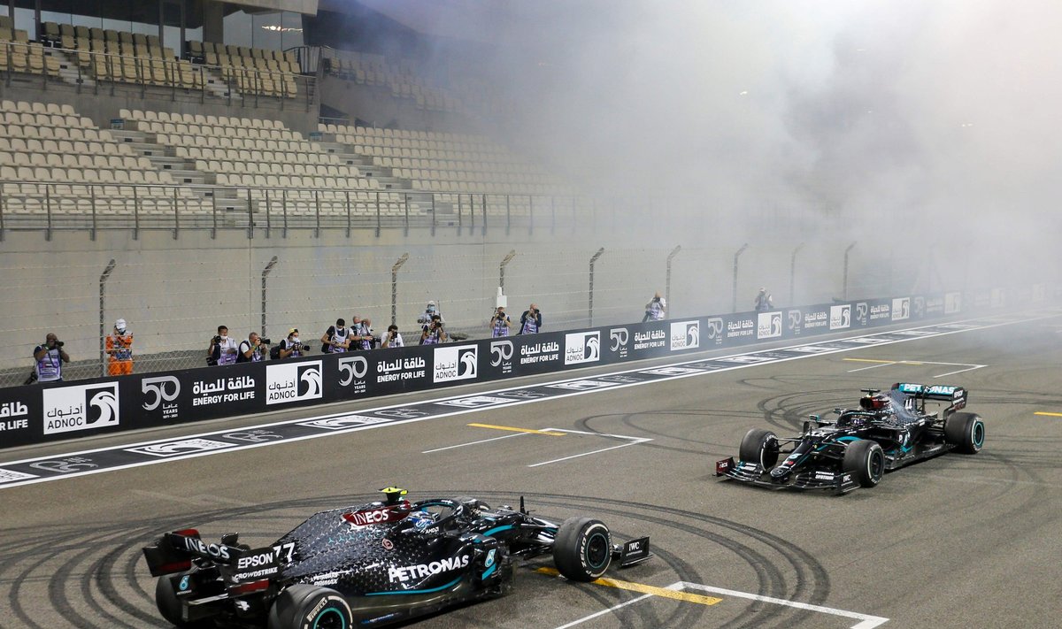 2020 metais F-1 čempionate dominavo Mercedes
