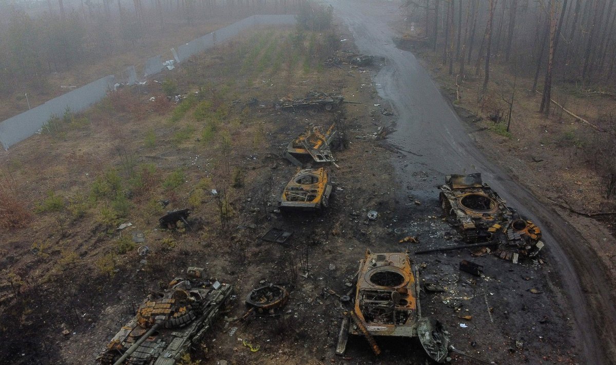 Sudegę rusų šarvuočiai Kijevo apylinkėse. Rusijos karas prieš Ukrainą. 2022 m. balandžio 1 d. 
