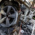 В Вильнюсе на огороженной стоянке произошел пожар, сгорели 5 автомобилей
