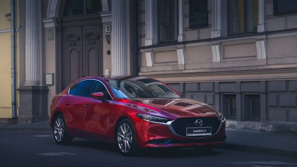 „Mazda 3“ turi brolį dvynį, tiesa, sedano kėbulu