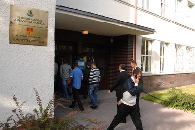 Vienu metu Klaipėdos universiteto Jūreivystės institutas ir Lietuvos aukštoji jūreivystės mokykla glaudėsi po vienu stogu.
