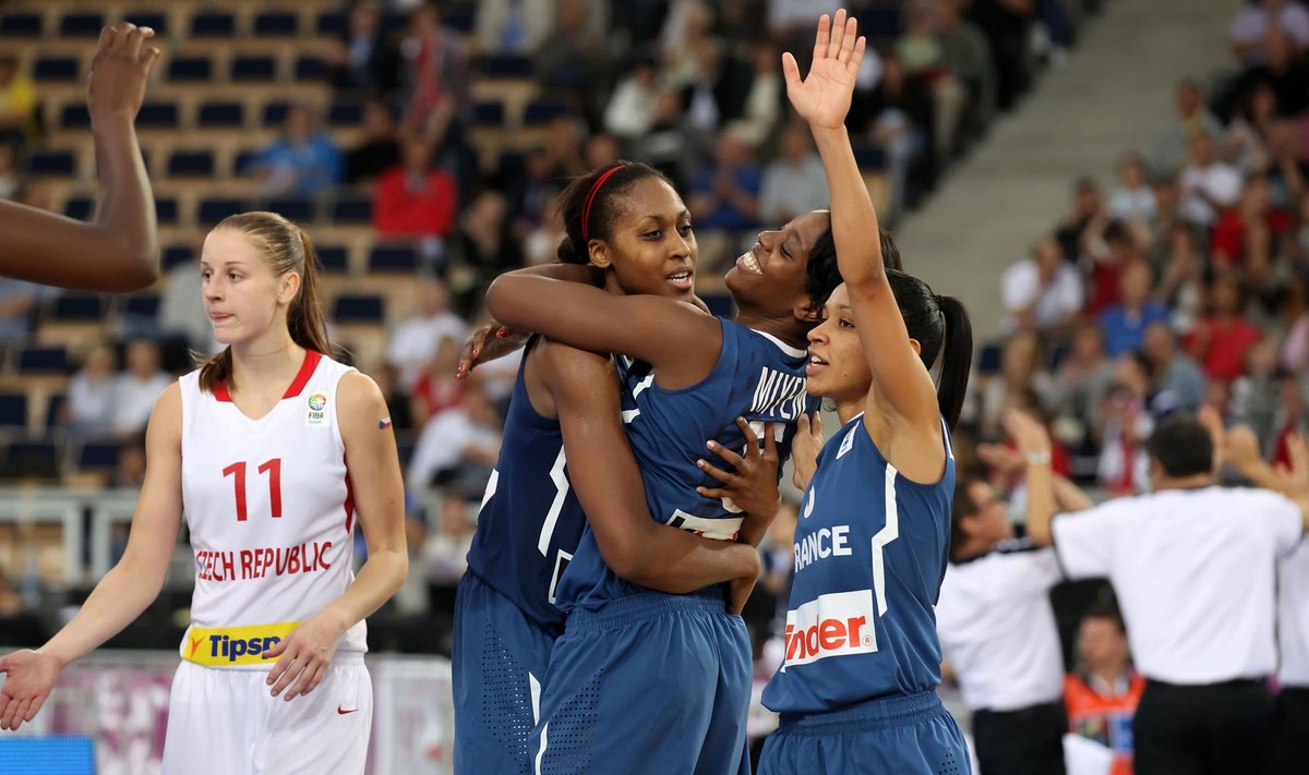 Prancūzijos krepšininkės džiaugiasi bronzos medaliais