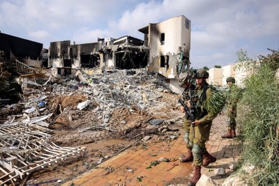 Israeli soldiers patrol outside a police station which was the site of a battle following a mass infiltration by Hamas gunmen from the Gaza Strip, in Sderot, southern Israel October 8, 2023. REUTERS/Ronen Zvulun