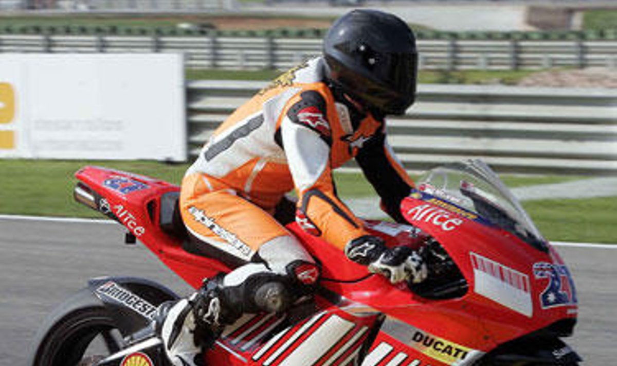 Michaelis Schumacheris vairuoja Casey Stonerio "Ducati" motociklą