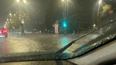 Сильный ливень затопил проспект Гедиминаса в Вильнюсе