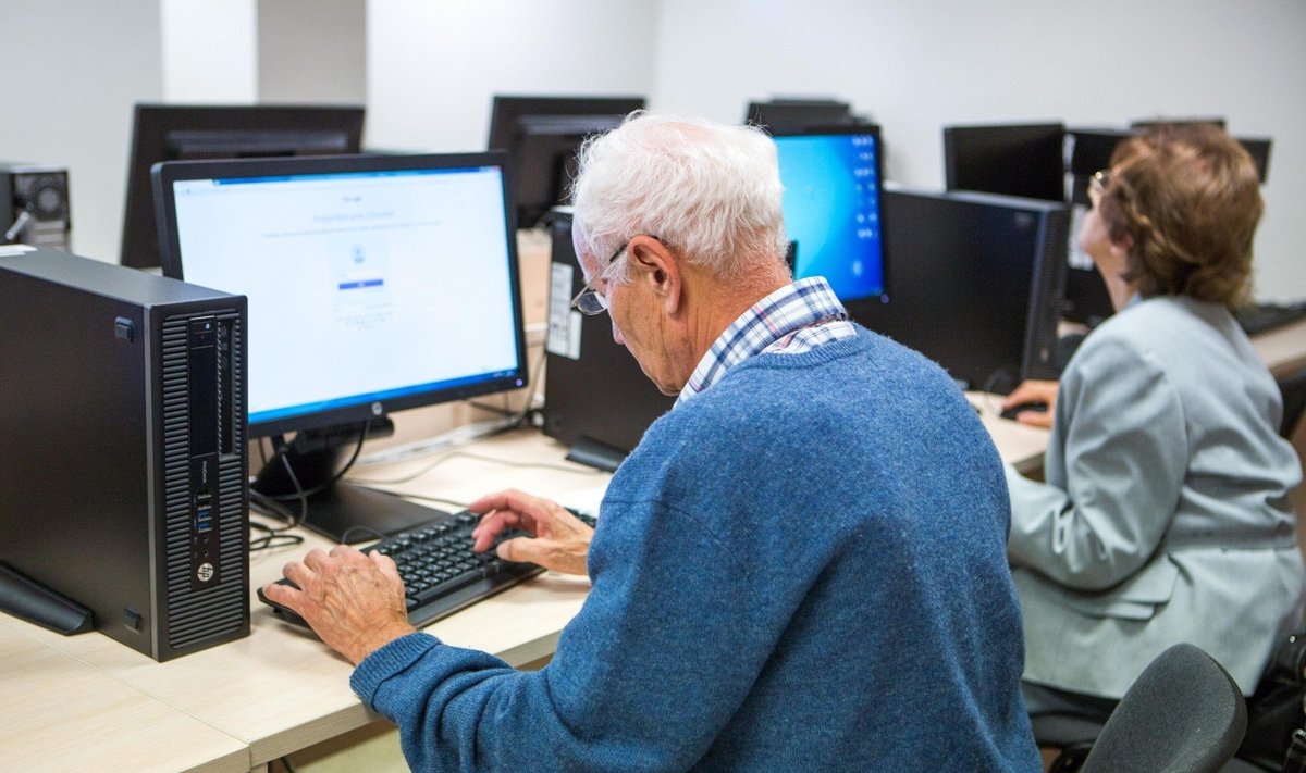 Senjorai mokosi naudotis kompiuteriu