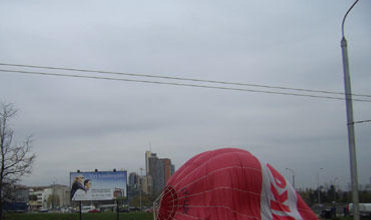 Oro balionas nusileido Vilniaus centre