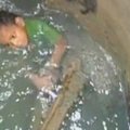 Kolumbijoje nufilmuota dramatiška į kanalizaciją įkritusio berniuko gelbėjimo operacija