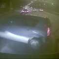 Dramatiškame vaizdo įraše matyti užfiksuota, kaip vilkikas rėžiasi į du automobilius