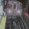 Metro traukinys spėjo sustoti prieš ant bėgių nukritusią moterį