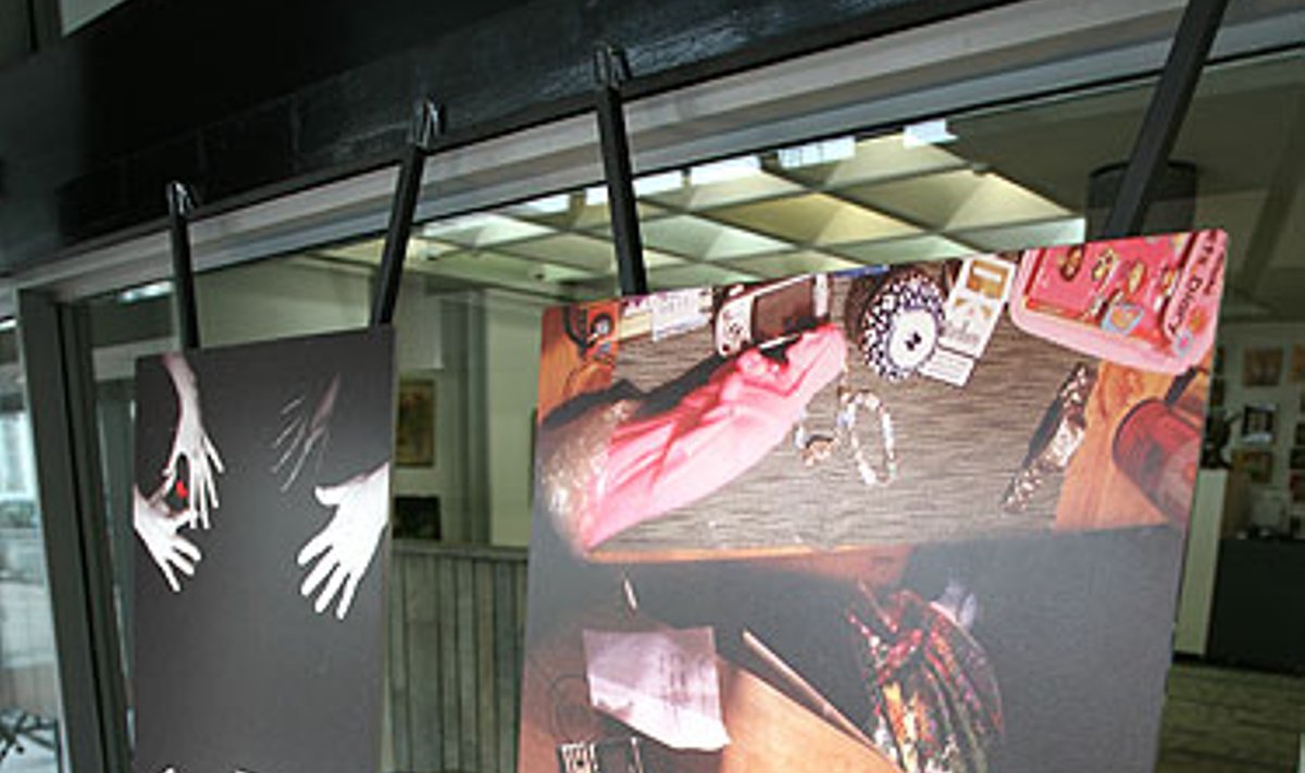 Vėtrės Antanavičiūtės sukurtas stalas „Žaidimai su rankomis, 2007” ir Vaivos Abromaitytės sukurtas stalas „Migracija, 2007”