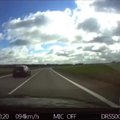 Kelyje „Via Baltica“ vilkiko vairuotojo manevrai šokiruoja: kone stumdė automobilius nuo keli