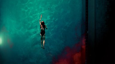 Filmo „Šešėlių vanduo“ recenzija: Jameso Wano ir Jasono Blumo tandemas sugrįžo