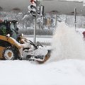 Nuo sniego ėmėsi valyti mažesnes Vilniaus gatves: technikos reikia tiek pat, kiek per snygį