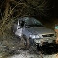 Dar viena avarija Vilniuje: „Opel“ rėžėsi į medį, vairuotojas atsidūrė ligoninėje