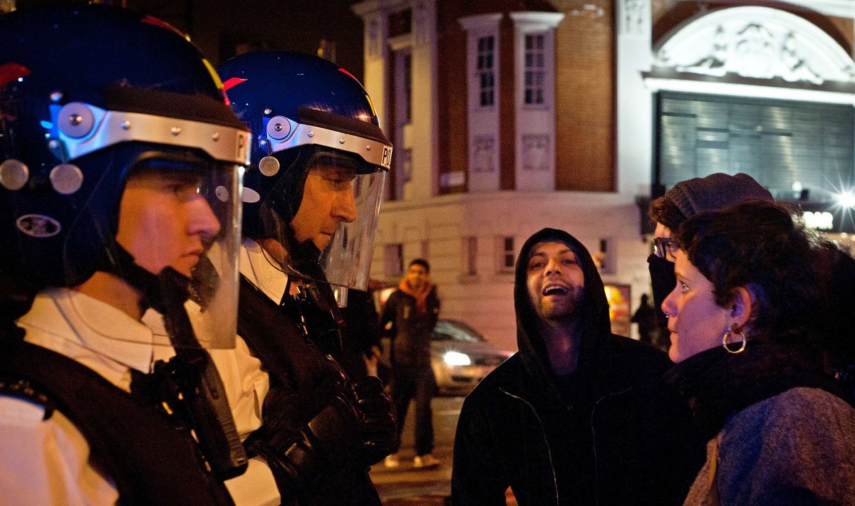 Policija prižiūri žmones Londono Brixtono rajone 