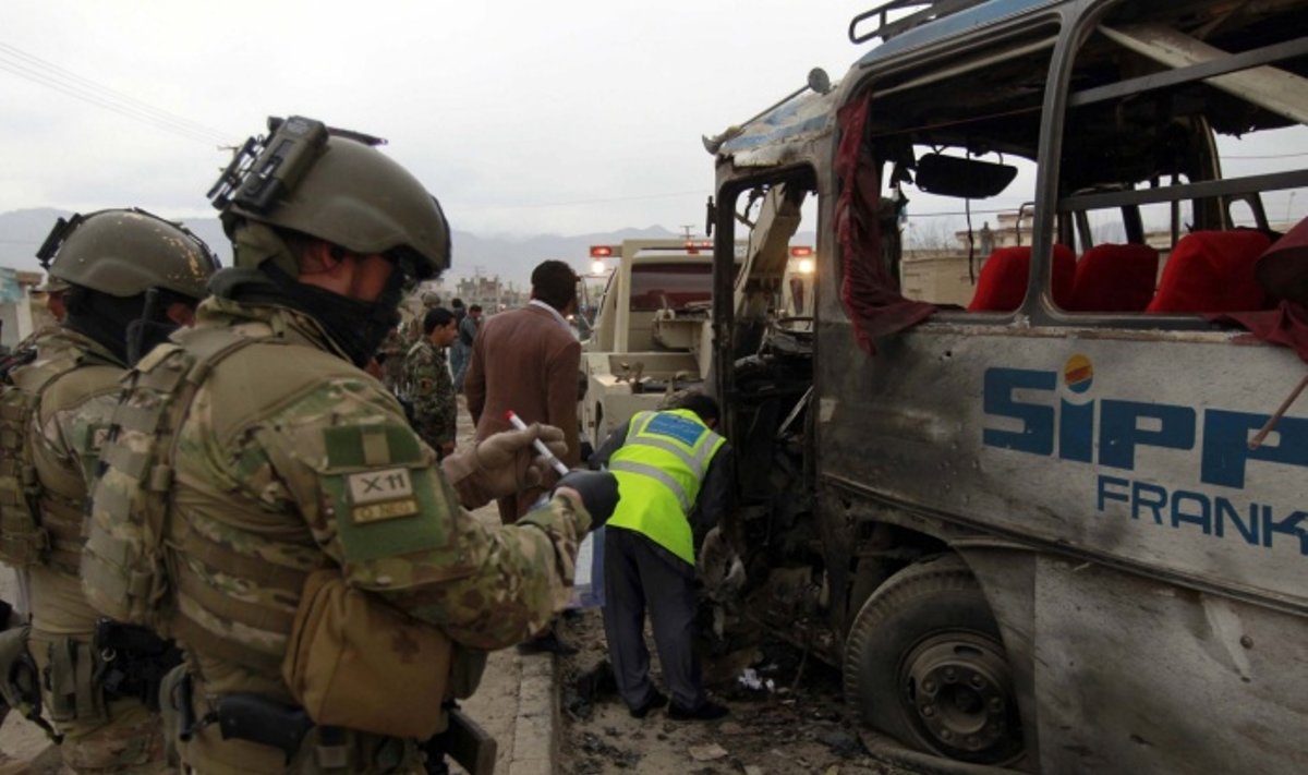 Kabule mirtininkui susisprogdinus prie Afganistano armijos kolonos sužeisti trys kariai