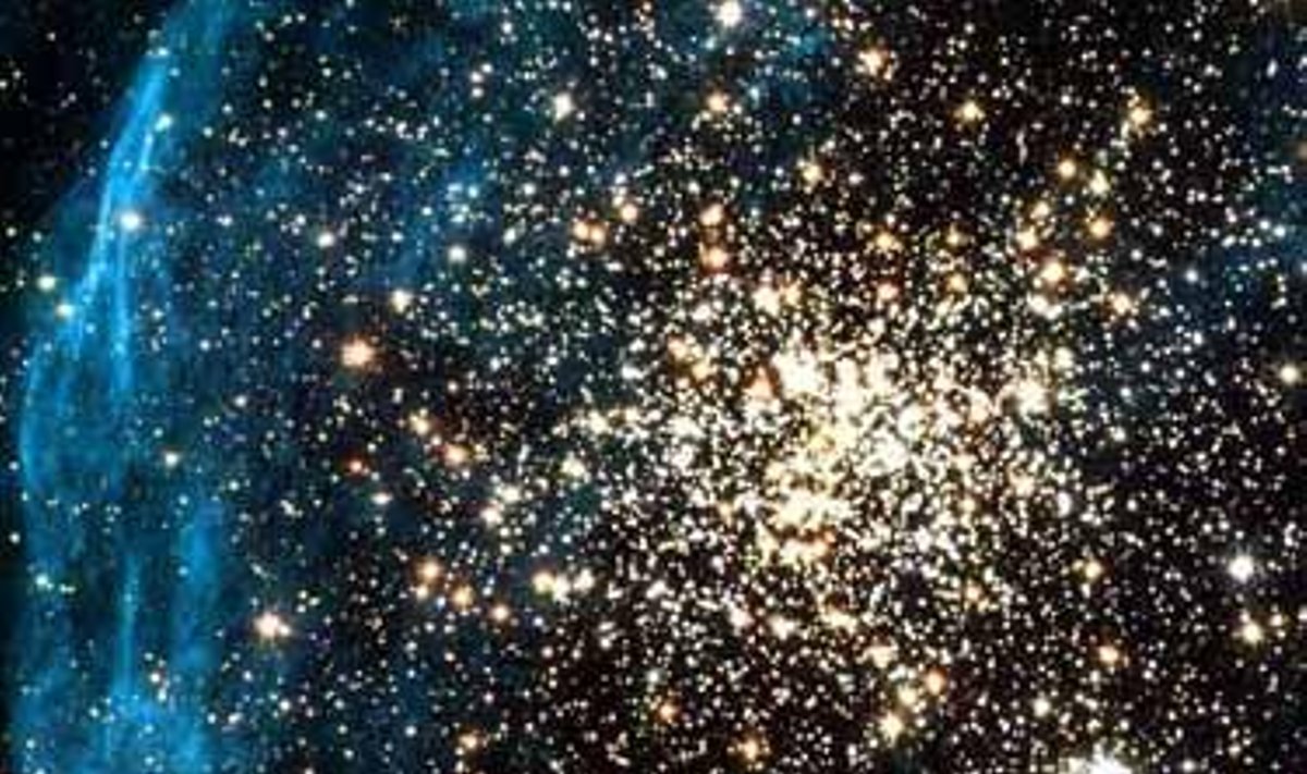 Pietų pusrutulyje stebimas dvigubas žvaigždžių spečius NBC 1850. Mėlynasis ūkas - supernovos, susiformavusios didesniajame ūke liekanos. Iš jos savo ruožtu susiformavo apatiniame dešiniajame kampe esantis spiečius.
