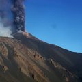 Italijoje dėl ugnikalnio išsiveržimo teko uždaryti oro uostą