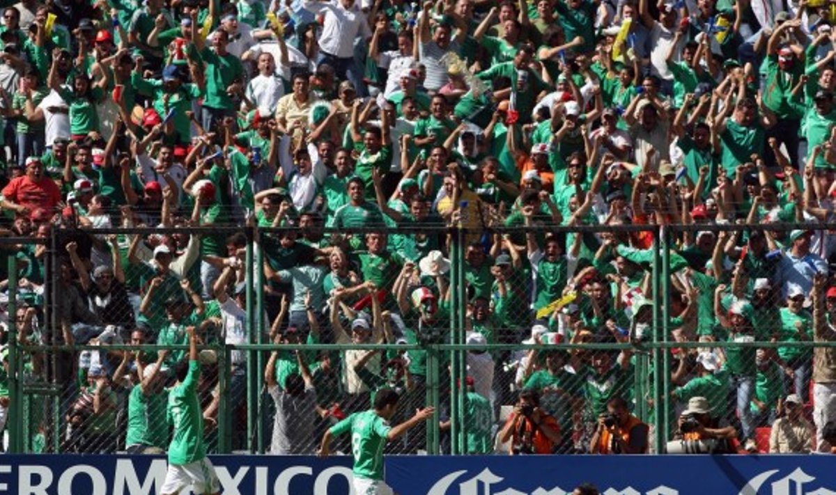 Meksikos futbolininkus sveikina sirgaliai