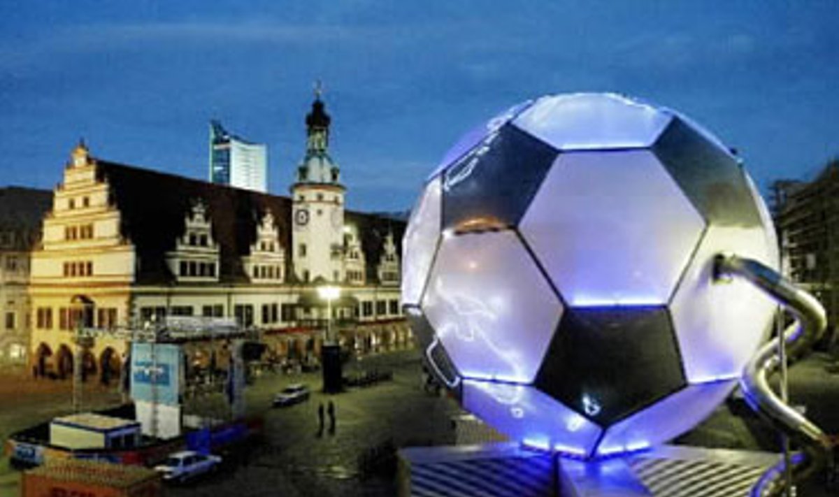 Gigantiškas FIFA kamuolys rytinio Leipcigo centre. Kamuolys reklamuoja Pasaulio futbolo čempionatą, kuris vyks Vokietijoje 2006 m. ir liks Leipscige iki 2004 m. rugpjūčio 1 d. Prieš tai jis buvo eksponuotas Berlyne ir Frankfurte prie Maino.
